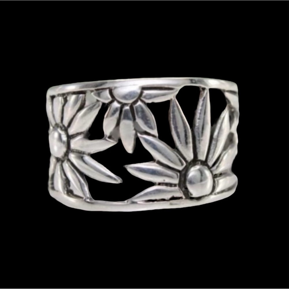 🔥2/$24 or 3/$30🔥 Vintage Bohemian Daisy decorated Ring. Size 7